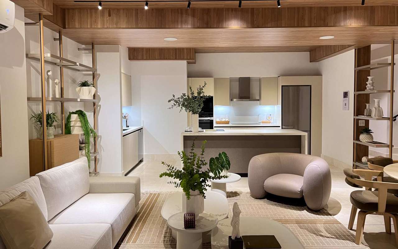 Elegant integrated dining area with marble kitchen island in PH The Reserve Santa Maria Panama