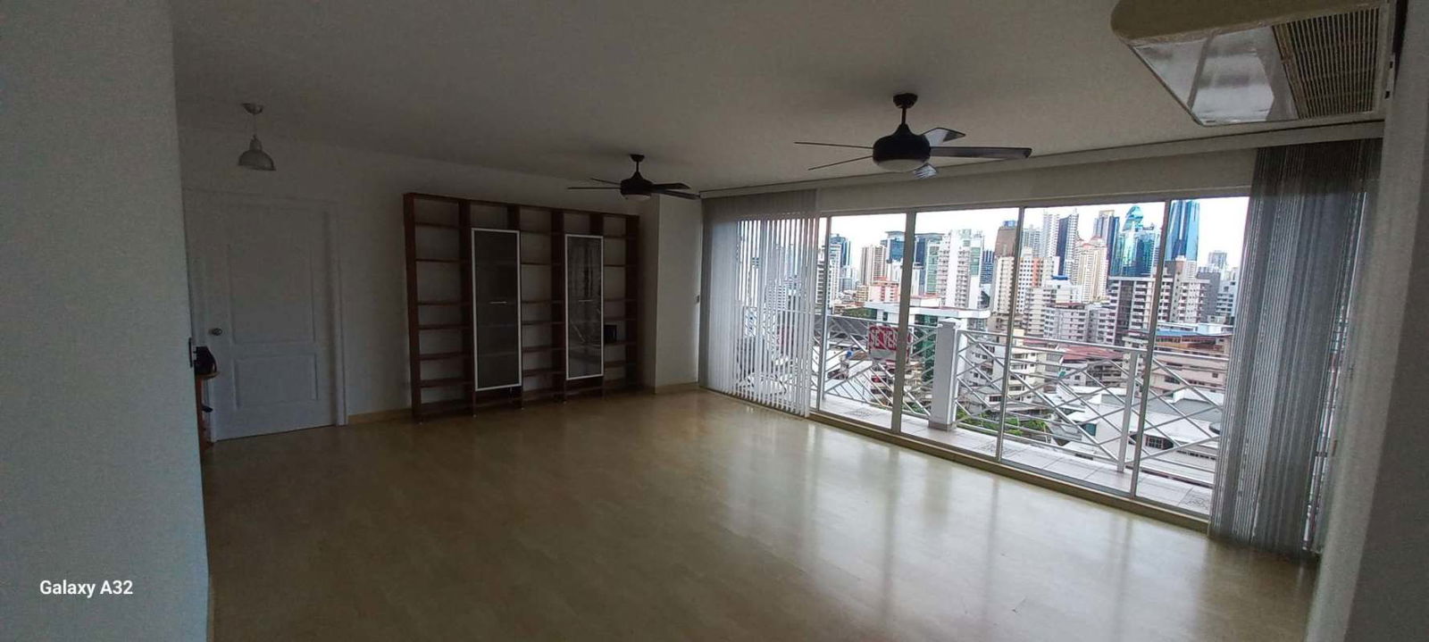 Spacious bathroom with bathtub, double sink vanities PH Vistanova Panama City