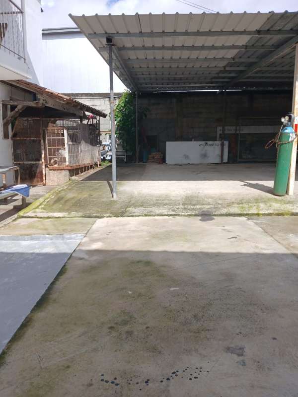 Ample warehouse parking and covered loading dock for rent in Llano Bonito Panama