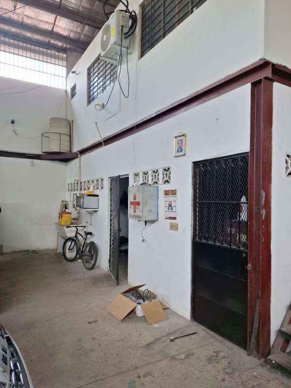 Warehouse interior with concrete floors, open space layout, exposed beams in Ciudad Radial Panama