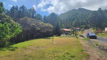 Countryside lot with green grass, mountain backdrop in Altos del María Panama