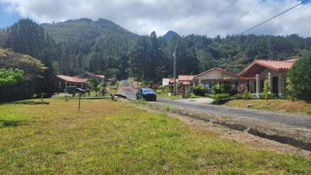 Mountain houses with tiled roofs, lawns and mountain views in Altos del María Panama