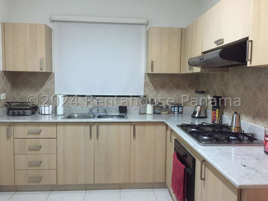 Remodeled kitchen, granite counters, wood cabinets, gas stove in Versalles Panama