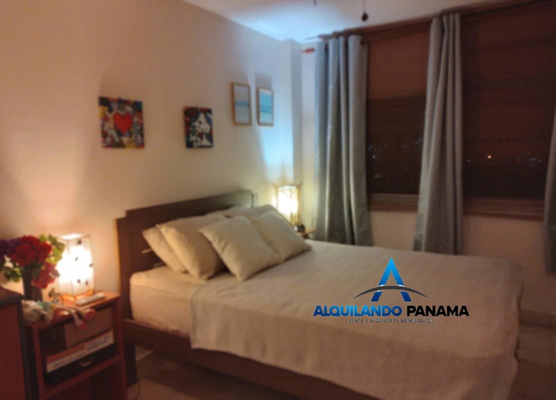 Bright additional bedroom with large window in PH El Carmen Panama City