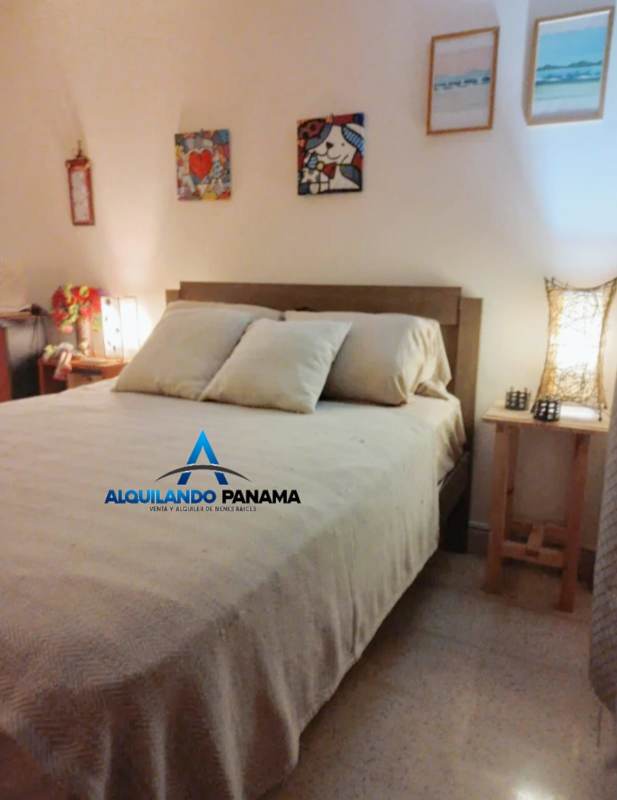 Secondary bedroom with decorative wall art, bed and nightstands in PH El Carmen Panama City