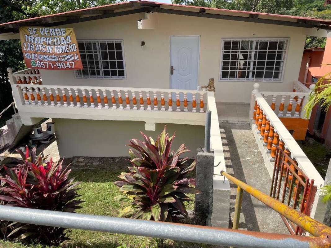 Balcony with railings overlooking garden area and home exterior in Alcalde Díaz Panama