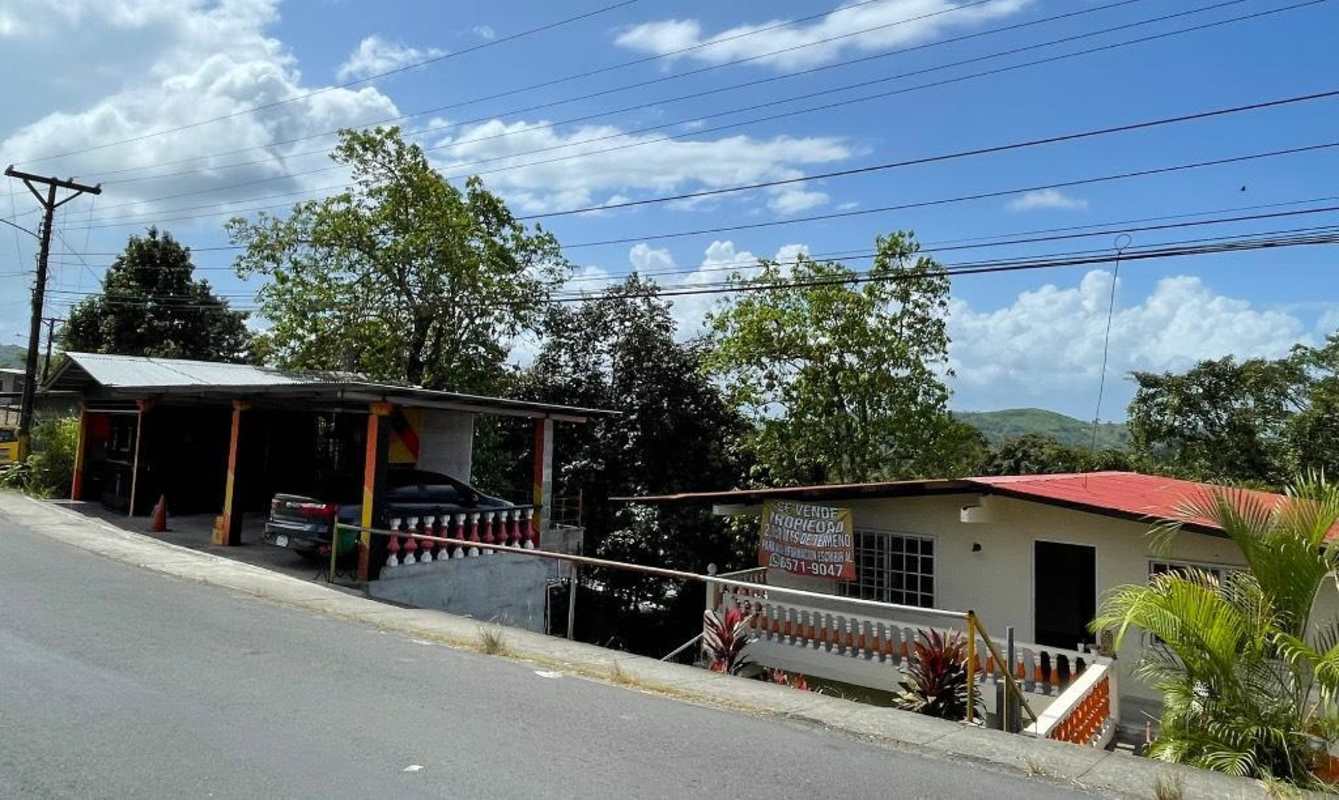 Gated driveway with carport and parking area in Alcalde Díaz mixed-use property for sale Panama