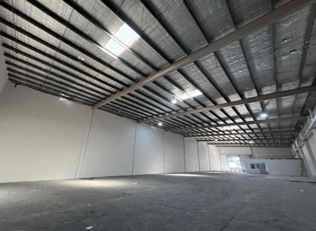 Wide high ceiling empty warehouse with office modules in Costa del Este