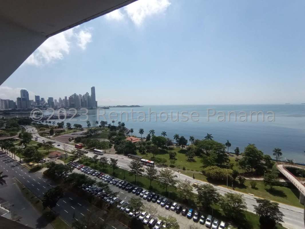 Modern bathroom with glass-enclosed shower in PH BICSA apartment Panama City