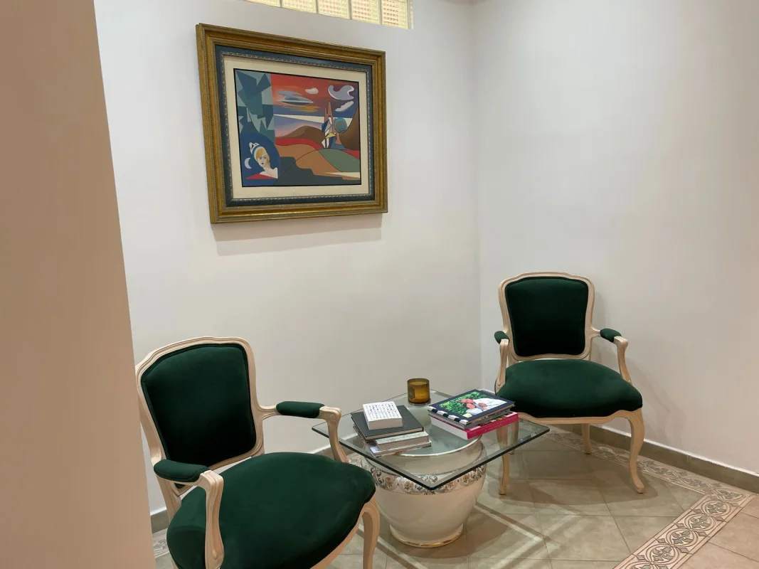 Bright sitting area with large arched windows and city views in PH Quentino penthouse Panama City