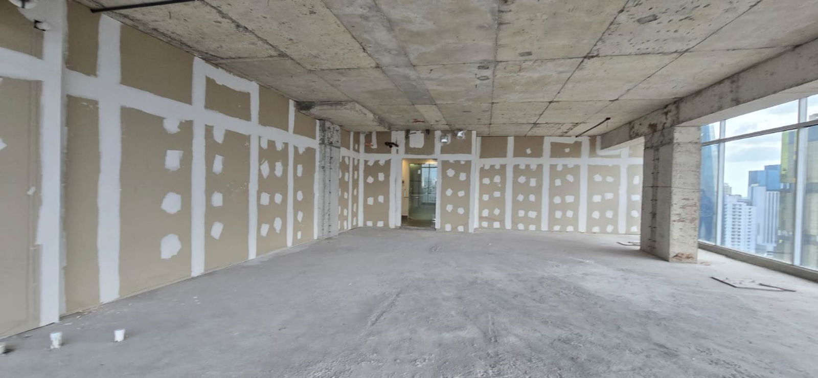 Large office space with panoramic glass offering city views in PH Sortis Obarrio