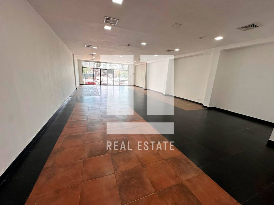Small bathroom with pedestal sink and beige tiles Calle 50 Panama