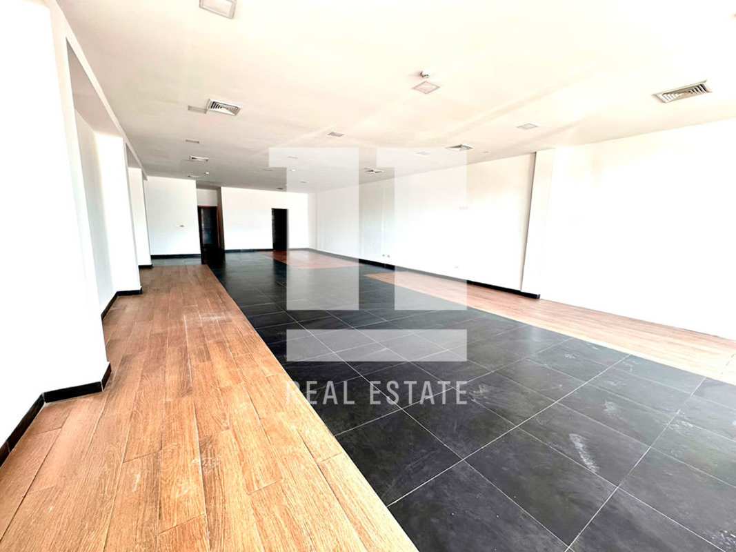 Bright open commercial interior with black tile and wood flooring in PH Multicentro Business Tower Panama