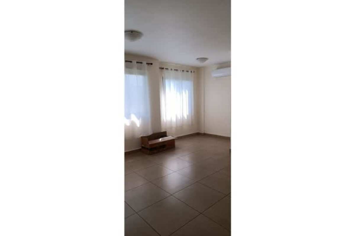 Living room with ceramic tile floor, large windows and AC unit in Paseo del Norte Panama