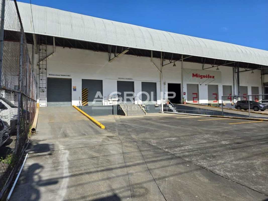 Drive-up ramp and fenced loading dock Centro Logístico Milla 8 Panama