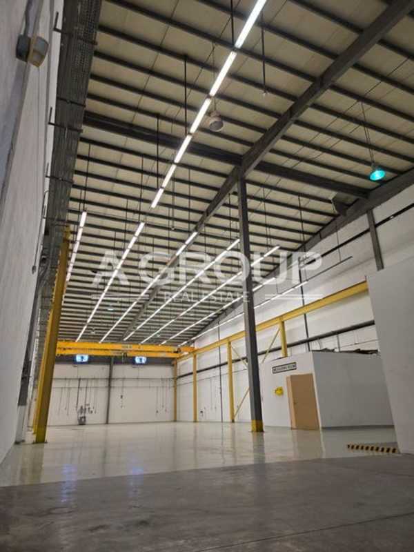Open industrial warehouse interior high ceilings overhead cranes Centro Logístico Milla 8 Panama