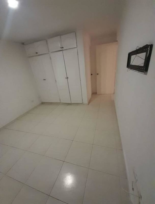 Bedroom with window, AC split and tiled floor PH McGregor Hill Panama