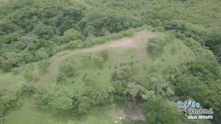 Rural Panama land with river, scattered homes, greenery, mountains, for sale near Valle de Antón