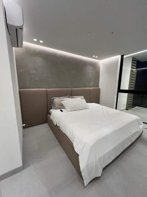 En-suite modern master bathroom with glass enclosed shower in PH Victory Wellness Panama