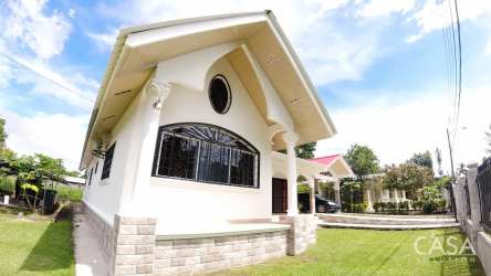 Modern bathroom granite countertop mirror shower beige tiles Bugaba Panama
