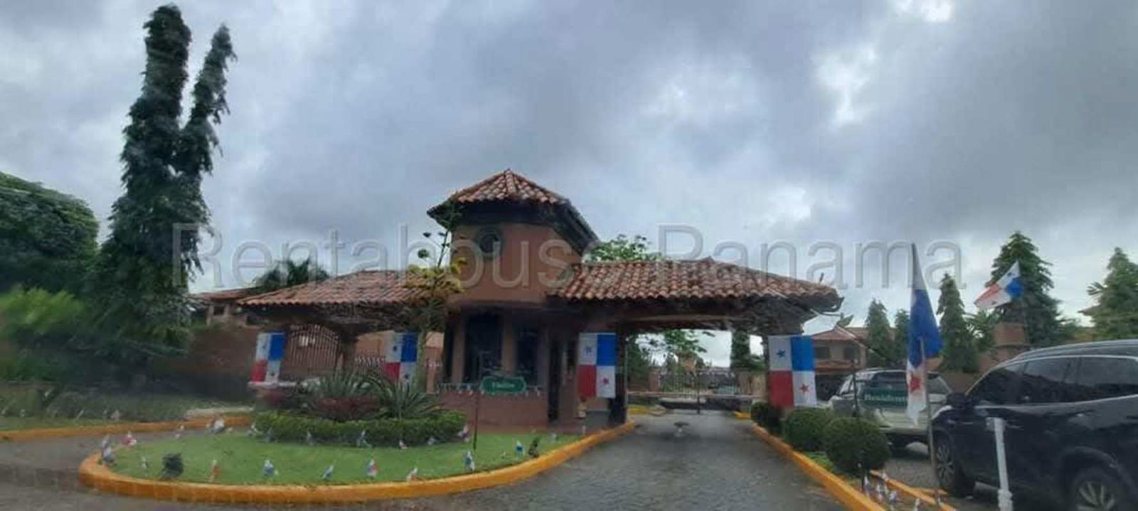 3BR House with Garden & Pool Access in Versalles II Costa Sur