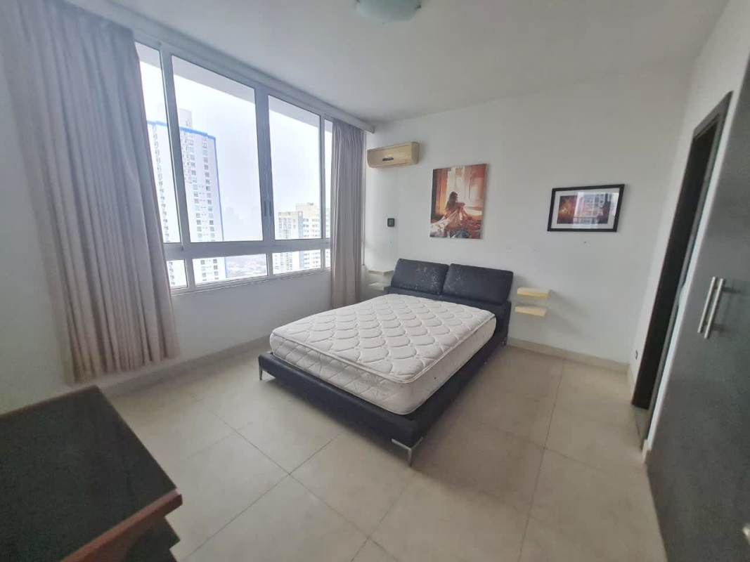Spacious bedroom with tile floors and city view PH Quadrat Panama