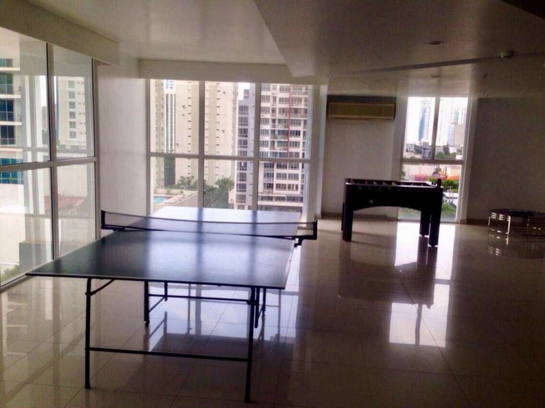 Infinity rooftop swimming pool and city skyline PH Quadrat San Francisco