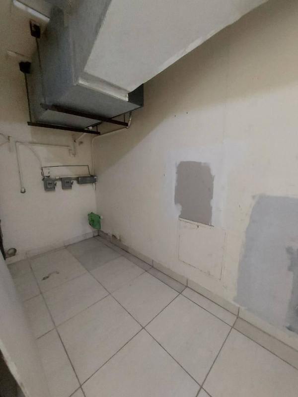 Bedroom in Clayton apartment with neutral tiles, large window, built-in closet Panama