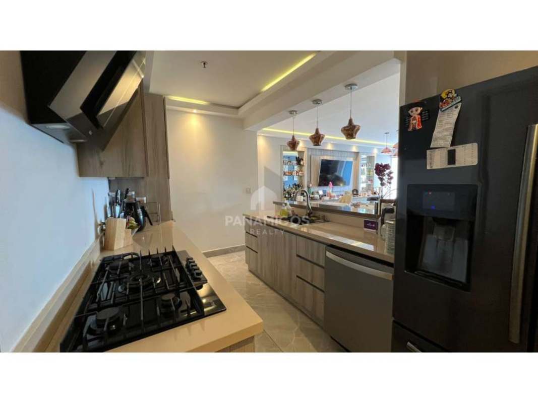 Bedroom with large windows and skyline views at PH Premium Tower San Francisco Panama