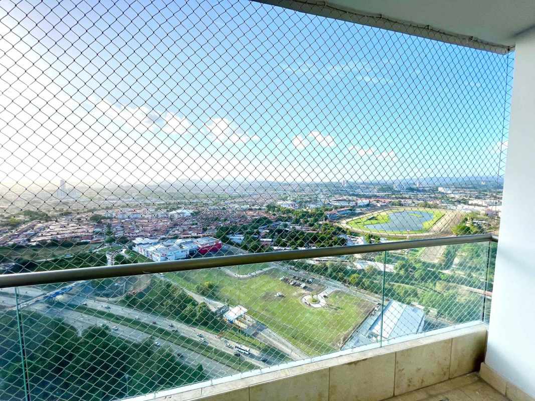 Bedroom suite featuring large windows, built-in closet in PH GreenView Santa María Panama