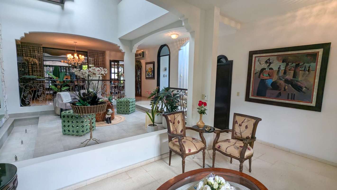 Duplex House with Pool in El Carmen Obarrio Area