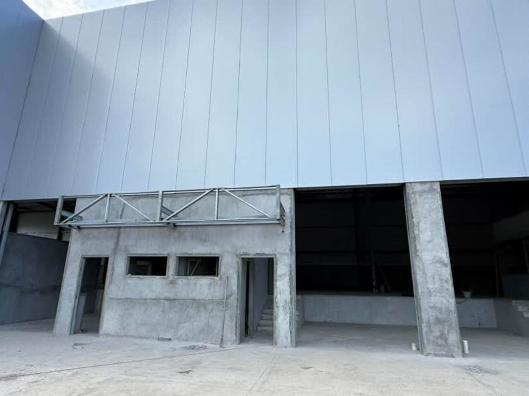 New insulated warehouse exterior with container access bay in Juan Díaz Panama City