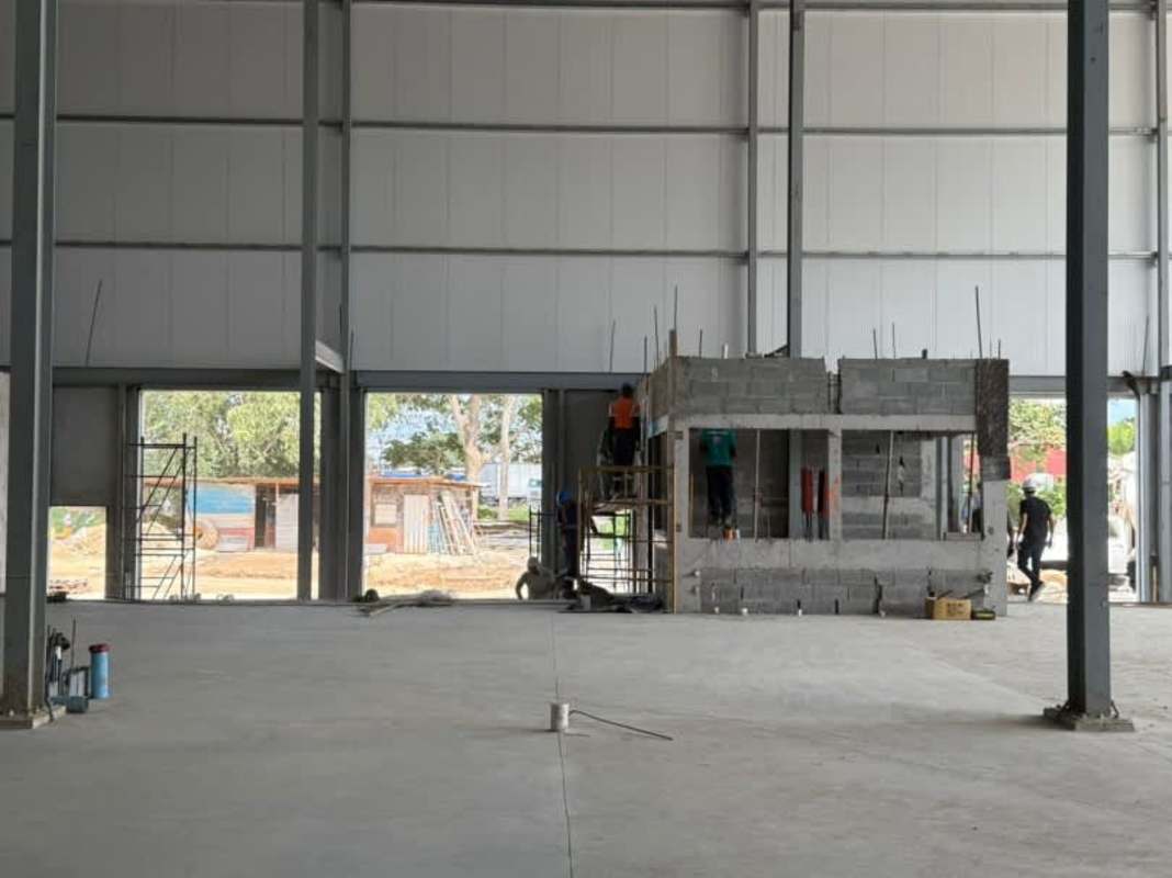 Spacious warehouse interior featuring integrated mezzanine office area, insulated roof in Juan Díaz Panama