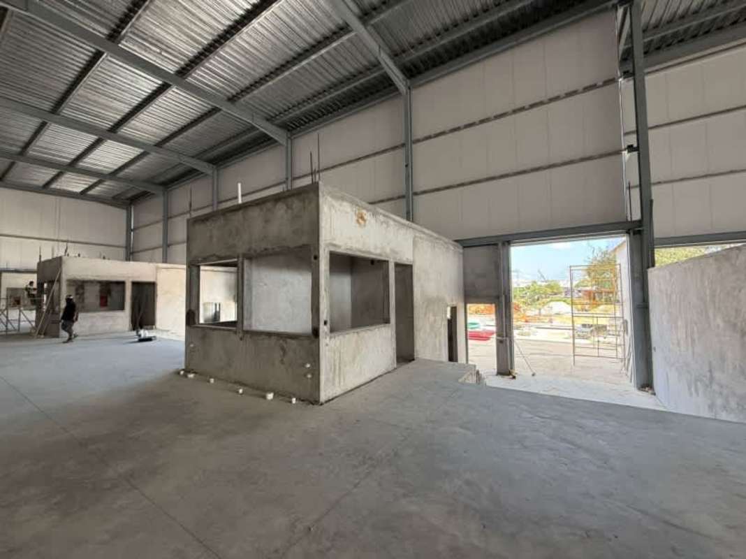 High clearance warehouse with wide roll-up doors in industrial park Juan Díaz Panama