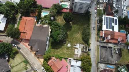 Large empty lot in urban Panama City neighborhood suited for development