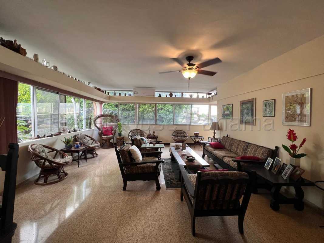 Traditional kitchen with ceramic tile backsplash, bright cabinetry in PH Los Ángeles Betania