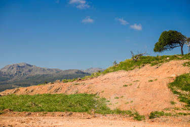 Vacant land plot with gentle slope and mountain backdrop in La Pintada, Coclé Panama