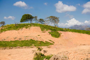 Cleared plot on row with mountain panorama, El Mirador de La Pintada
