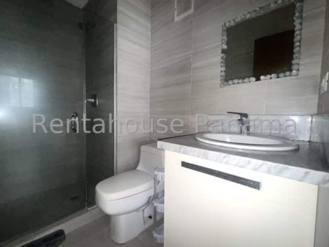 Living room with floor-to-ceiling windows and ceramic tiles PH Park City Obarrio