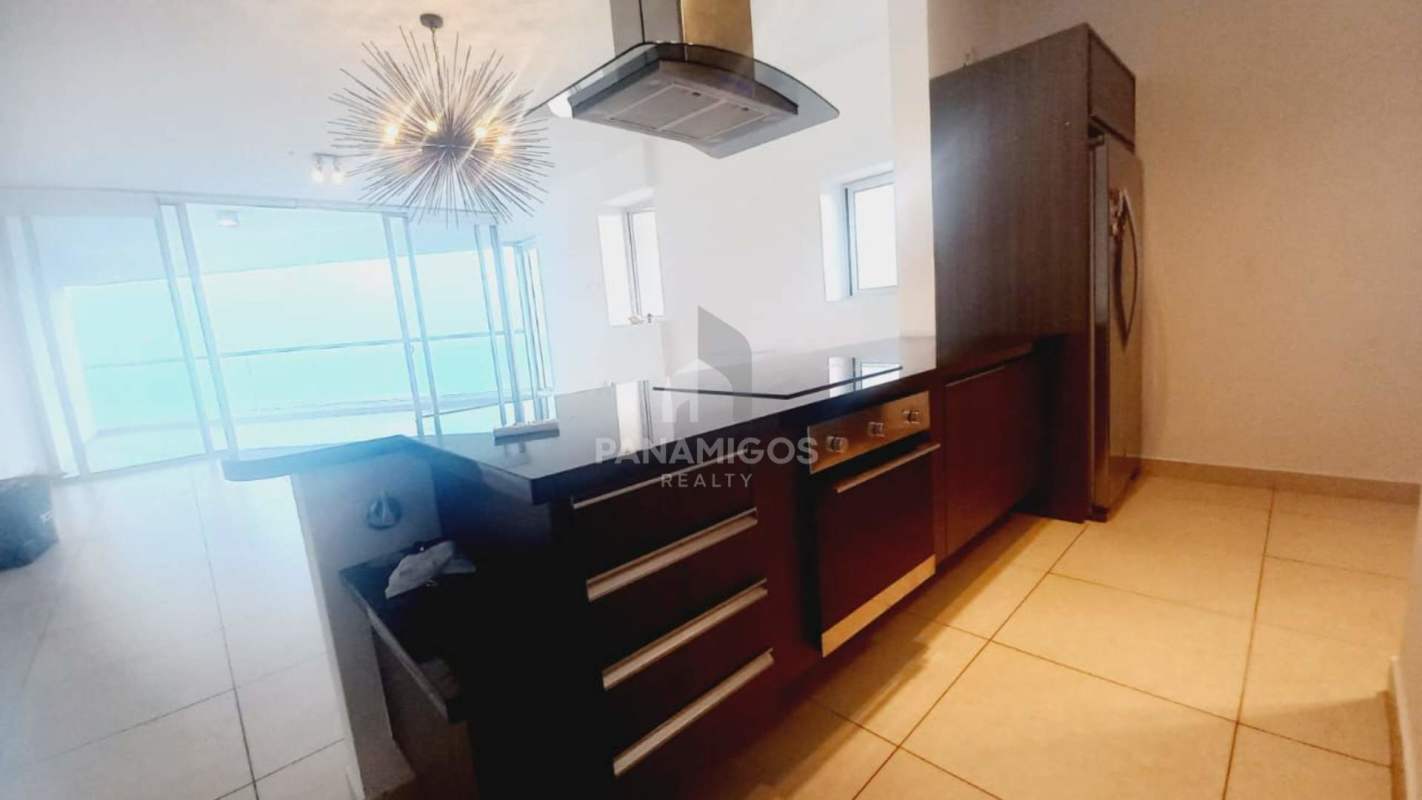 Glass-railed balcony with panoramic views of Pacific Ocean and city skyline in PH Rivage Avenida Balboa Panama