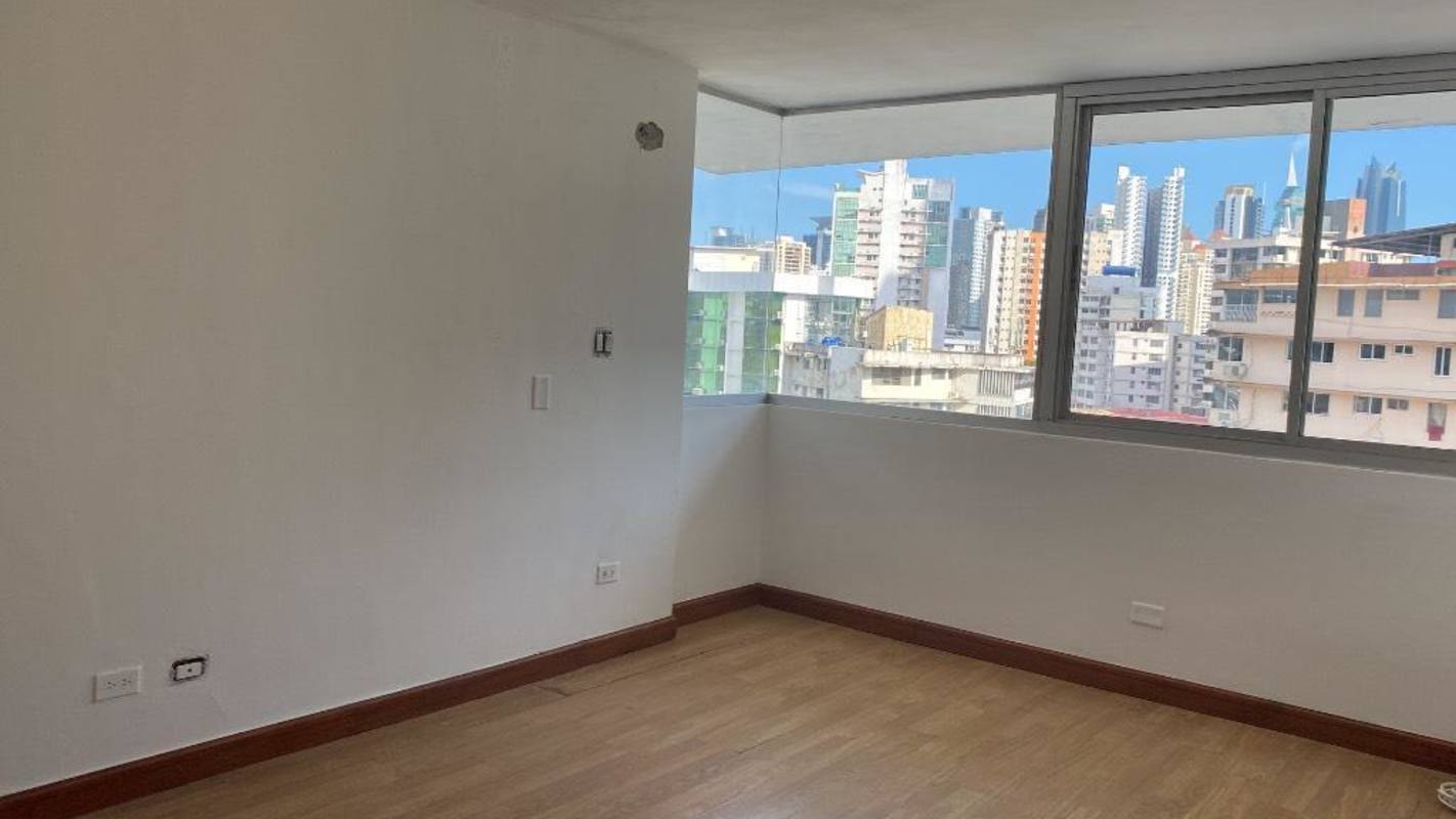 Bright unfurnished interior room with wood laminate floors and windows PH Tee One Panama