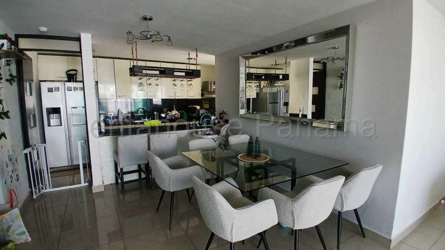 Principal bedroom with walk-in closet, private bathroom, AC unit, city views in PH Serralles San Francisco