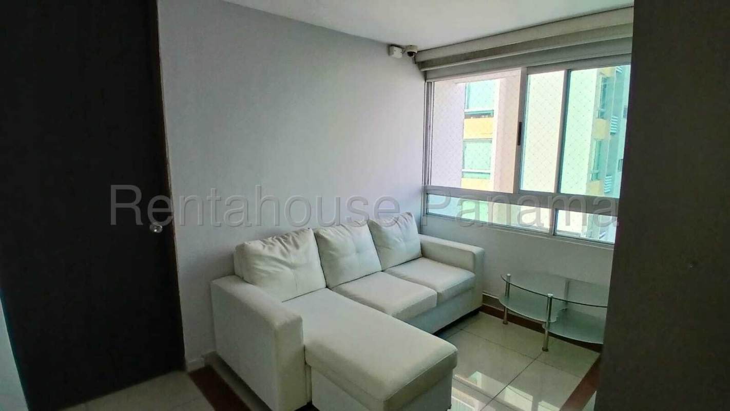 Infinity rooftop pool with skyline views in PH Serenade Tower Panama