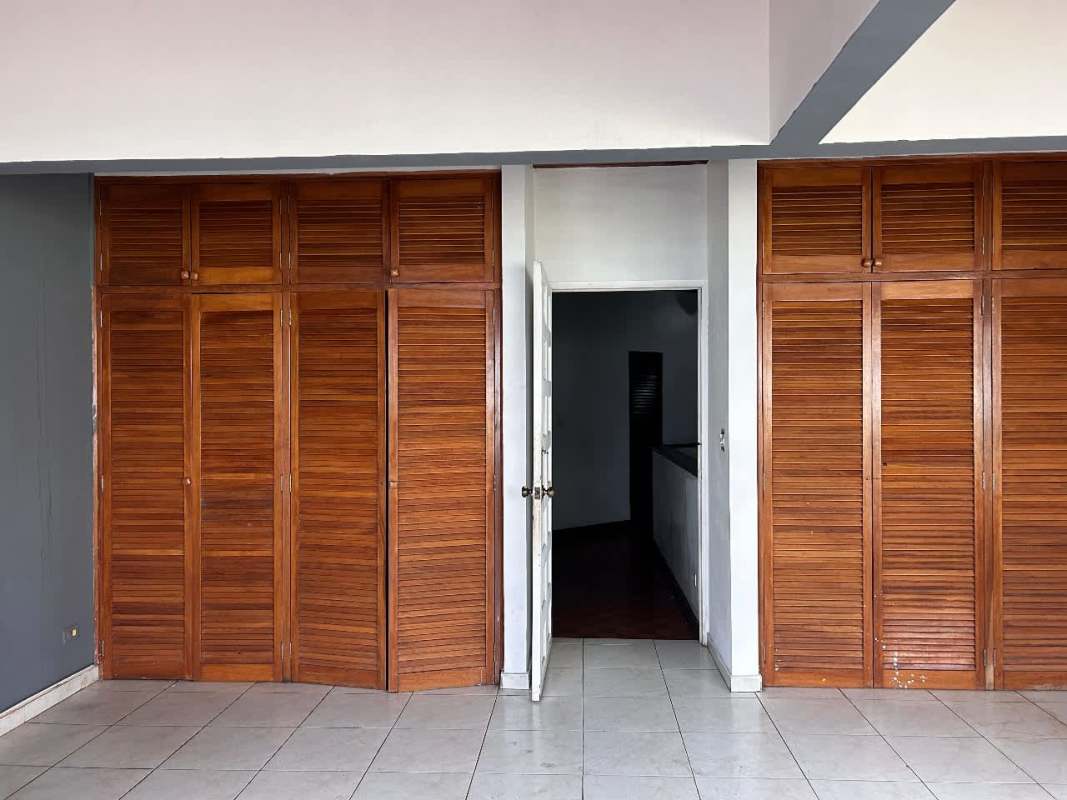 Spacious bedroom featuring wooden ceiling, built-in closet, and natural light inside Obarrio Bella Vista duplex Panama