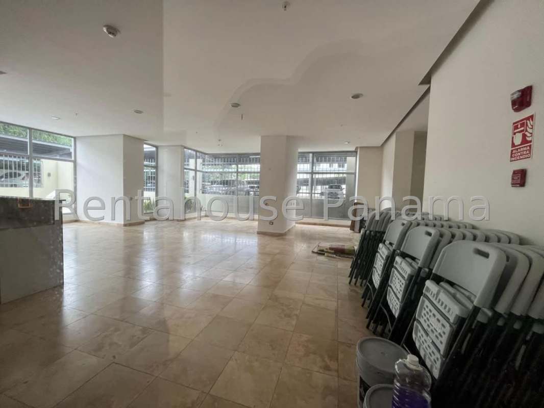 Fully equipped indoor gym with cardio and weight machines in PH Rokas Condado del Rey