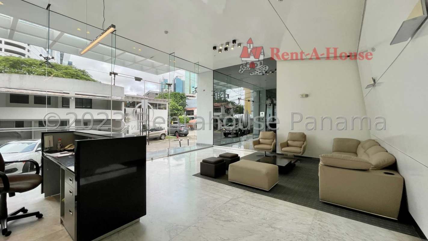 Bedroom with large window and closet PH The One Tower San Francisco Panama