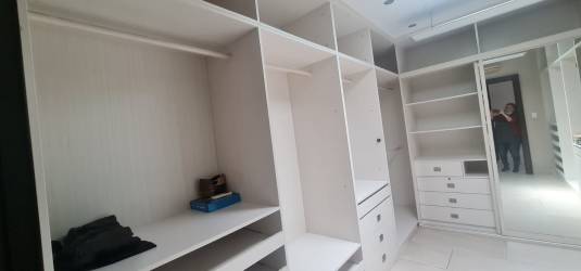 Modern bathroom with walk-in shower neutral ceramics Panama Colón