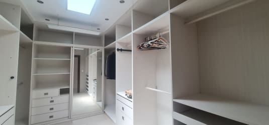 Spacious closet in family home with ample shelving Margarita Colón Colón Panama