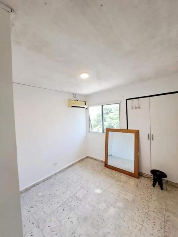 Minimalist bedroom with AC, closet and window at PH El Educador Los Angeles Betania