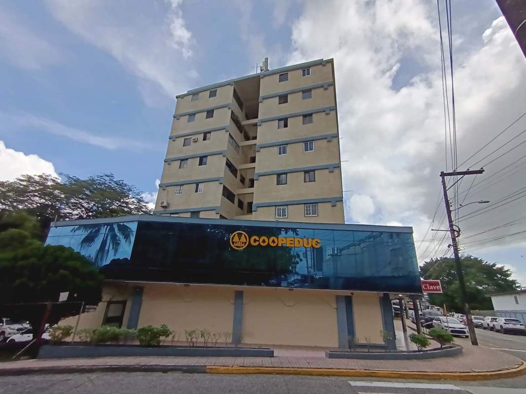 Exterior view of PH El Educador building with COOPEDUC commercial plaza in Betania Panama